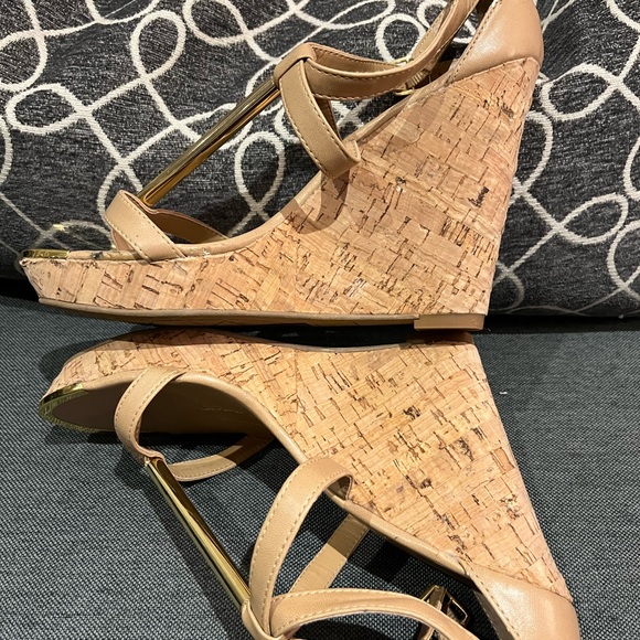 Dolce Vita Cork effect, Thong Wedge Sandal with gold accents, Never Worn… - Picture 8 of 14
